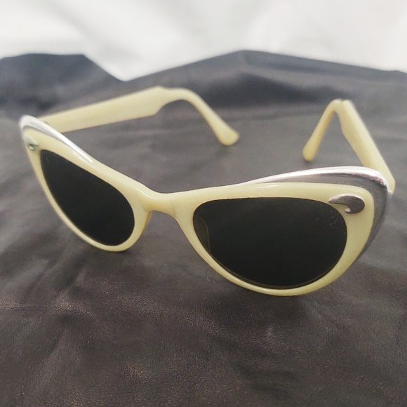 True Vintage 1950s American Optical Pearlized Cream & Silver 